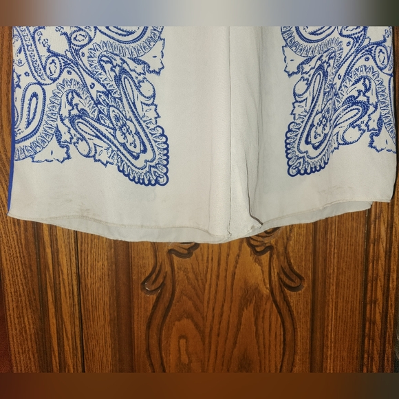 Guess, white and blue pattern, size small - Picture 4 of 4